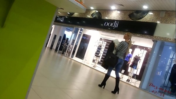 მაგარი ქათამი სუპერმარკეტში.